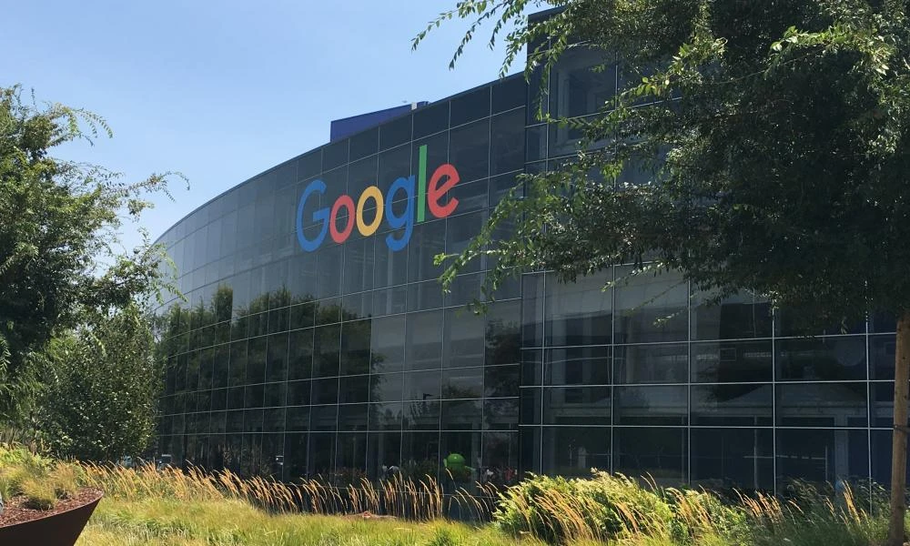 Στο στόχαστρο η Google: «Δυσκολευόμαστε να την πείσουμε ότι υπάρχουν λευκοί»